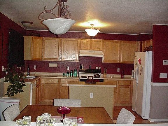 Kitchen, eat-in w/ island