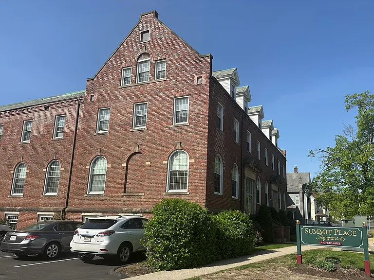 Summit Place Apartments — Photo 7