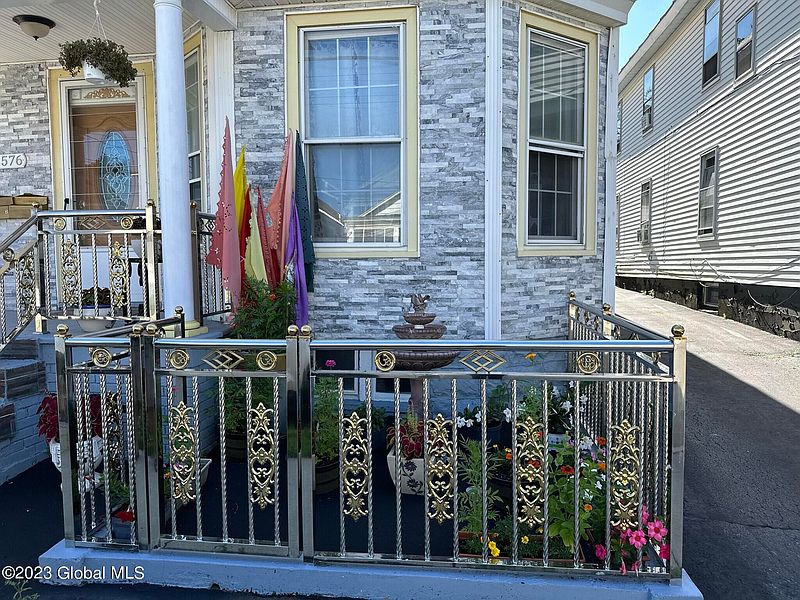 2nd image of 1576 Carrie Street