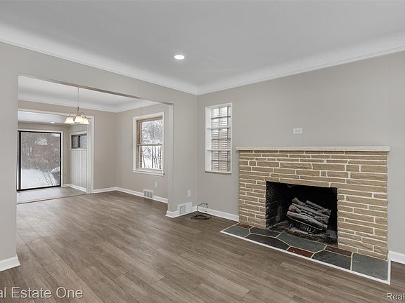 5th image of 19196 Berden St