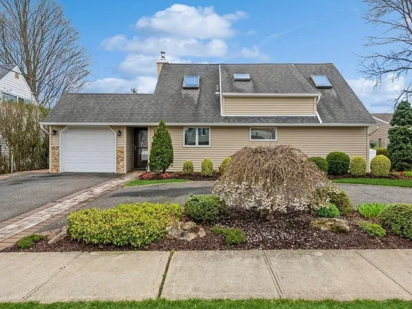 271 Elm Drive S, Levittown, NY 11756