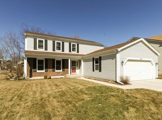 90 Wildwood Dr, Roselle, IL 60172