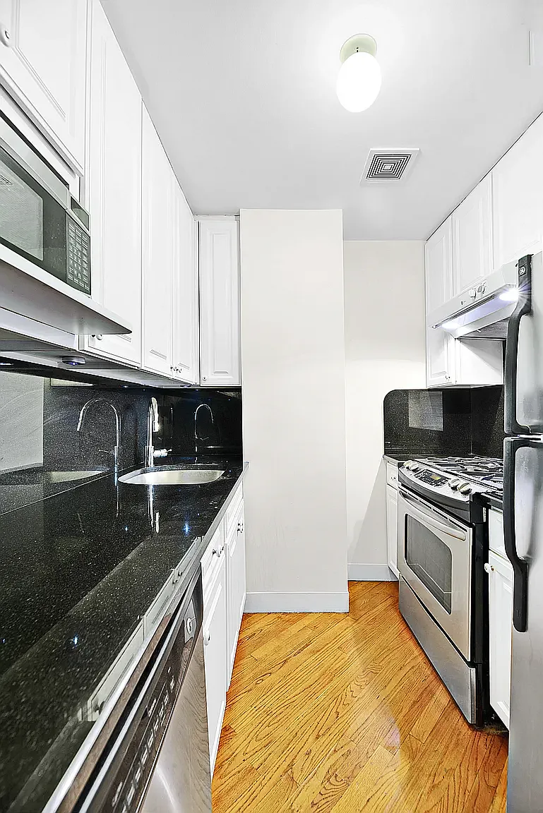 37 West 54th Street — Photo 2