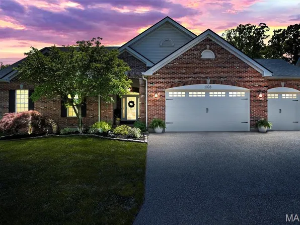 1028 Marions Cove Dr, Lake Saint Louis, MO 63367