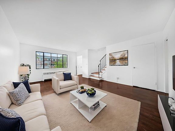3rd image of 44 College St