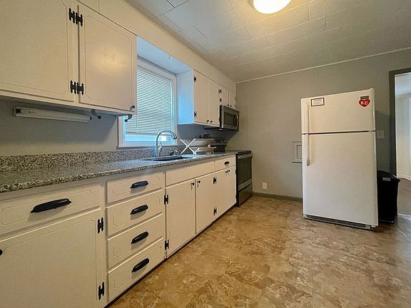 2nd image of 1112 N Broadway St
