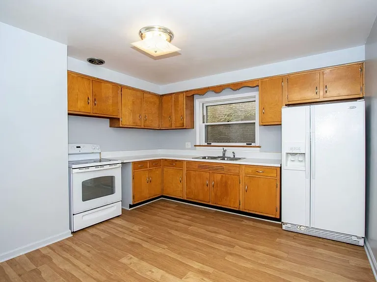 7545 N Claremont Ave #2 — Photo 7