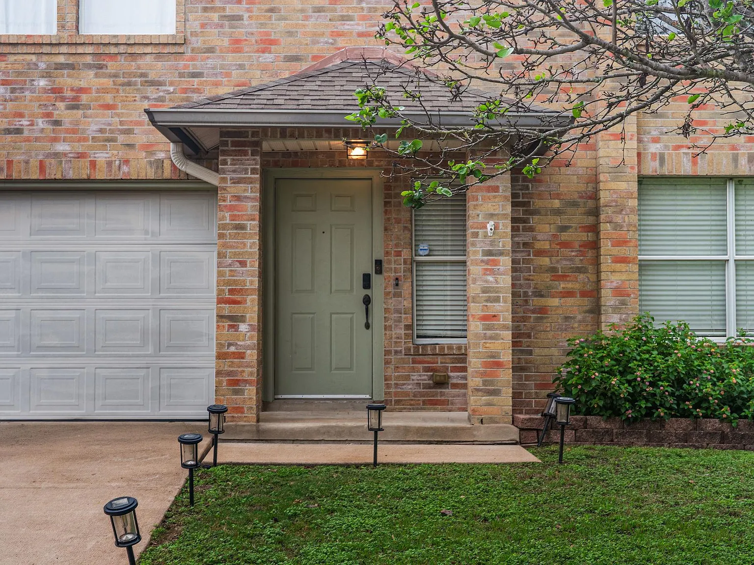 3 bed, 2.5 bath, 2183 sqft, $3,100 — Photo 2
