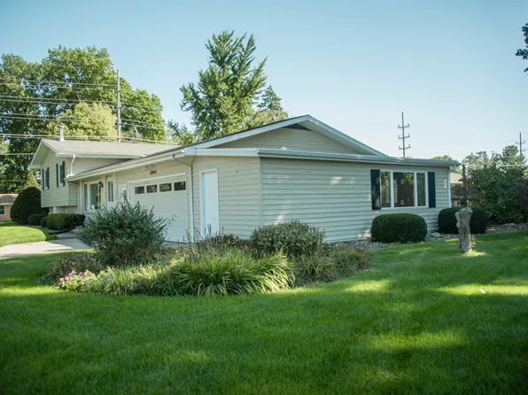 8945 Maplewood Dr, Berrien Springs, MI 49103