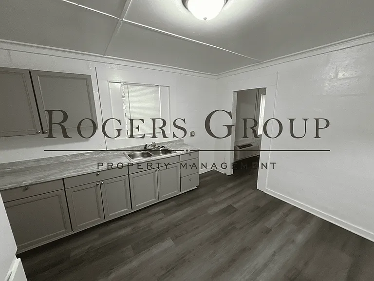 1023 Hughes St — Photo 4