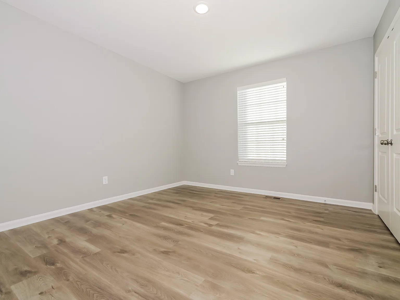 4 bed, 3.0 bath, 1971 sqft, $2,299 — Photo 4