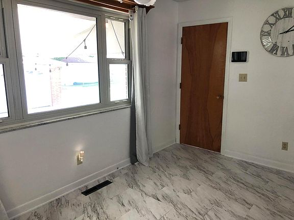 2nd image of 2619 Queensway Dr