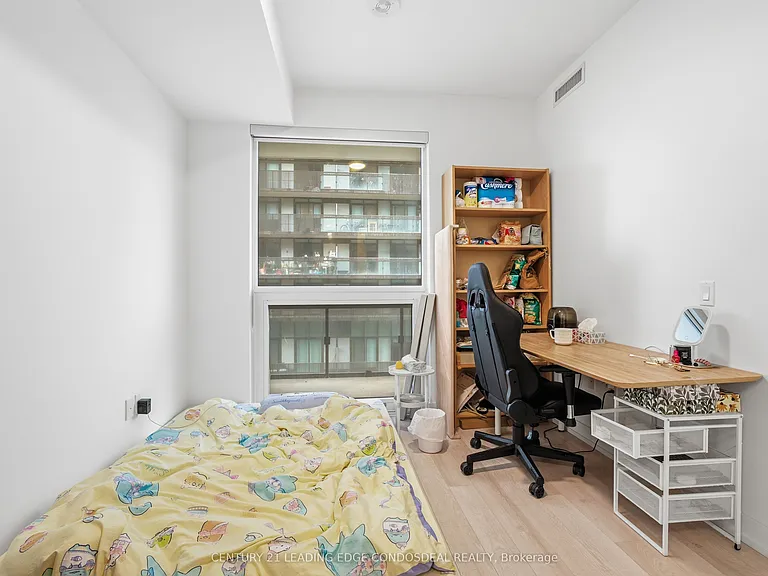 39 Roehampton Ave #807 — Photo 3