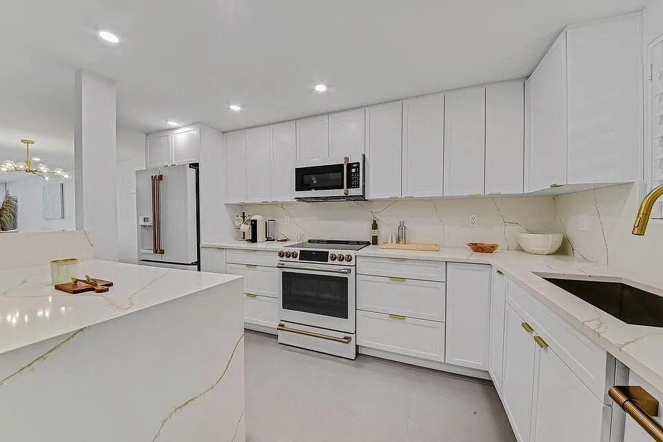 2 bed, 2.0 bath, 1010 sqft, $5,500 — Photo 2