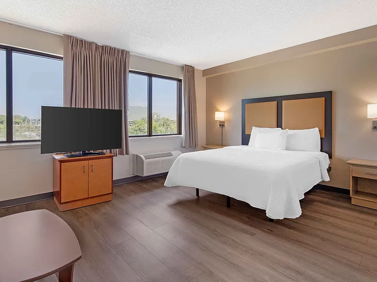 Deluxe Studio - 1 Queen Bed