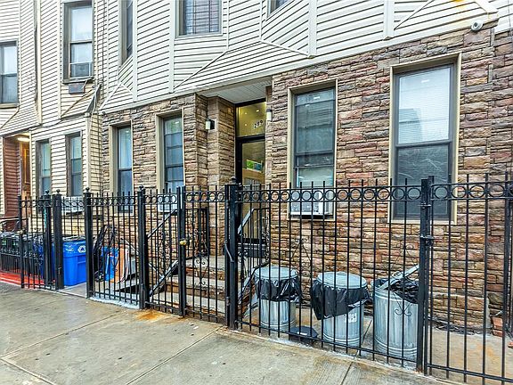 3rd image of 289 Bleecker St APT 1