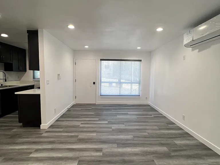 900 W College St #1-D — Photo 6
