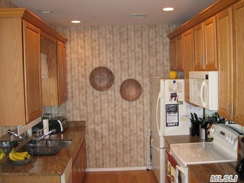 4th image of 28 Cranberry Cir