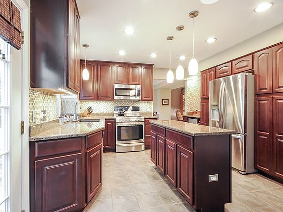3rd image of 822 Fieldstone Dr