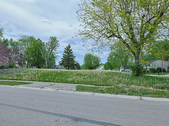 3rd image of 4739 Strathaven Dr