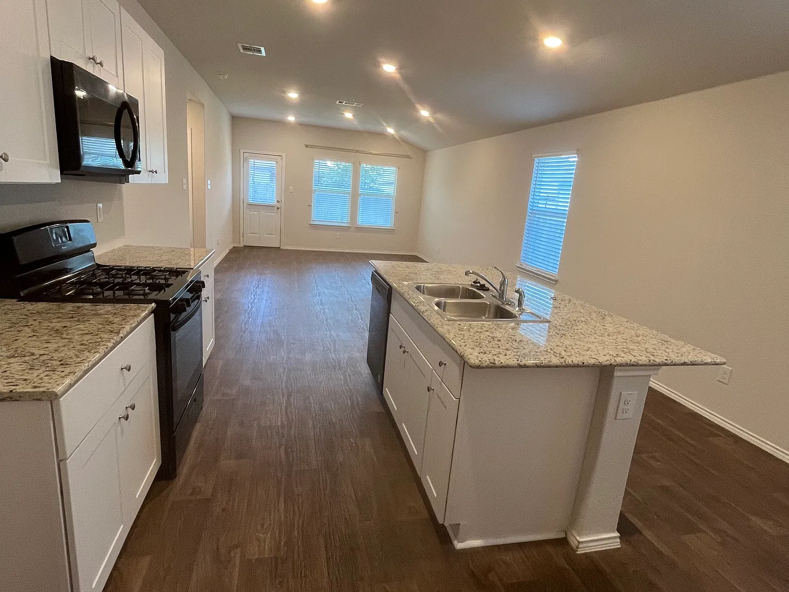 3 bed, 1489 sqft, $1,700 — Photo 3