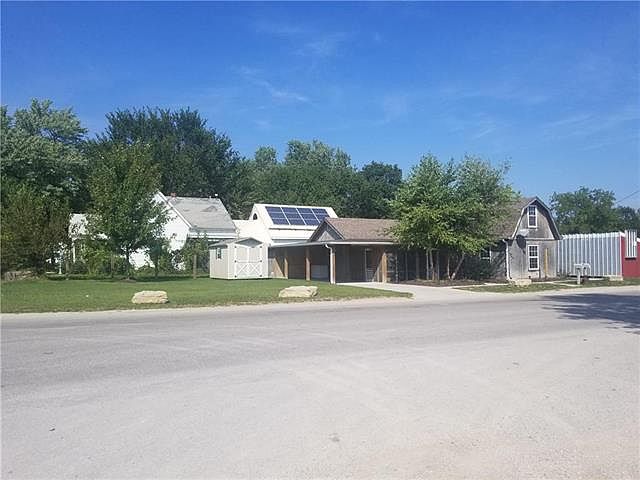 1st image of 205 E Auberry Grv
