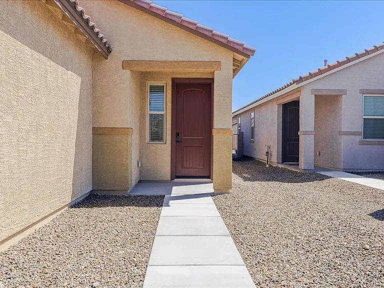 10560 W Waveland Dr — Photo 2