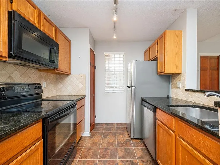 915 Wentworth Ct — Photo 11