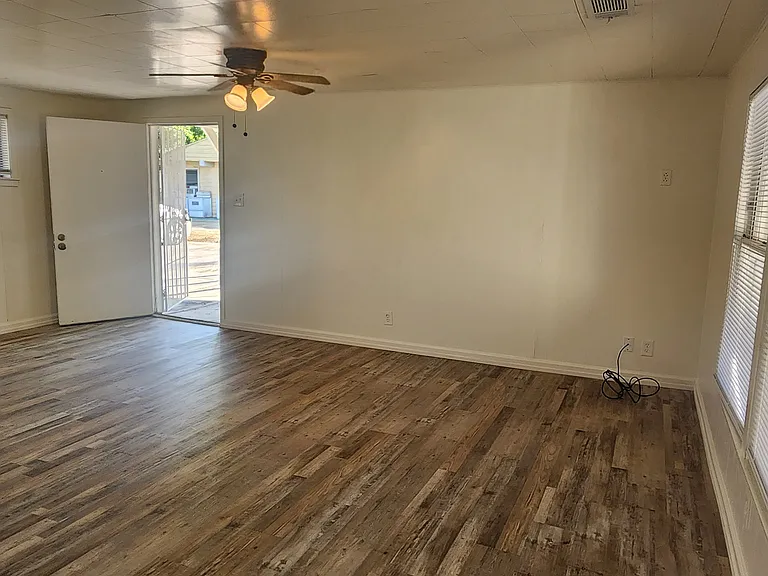 1218 S Watson St — Photo 11