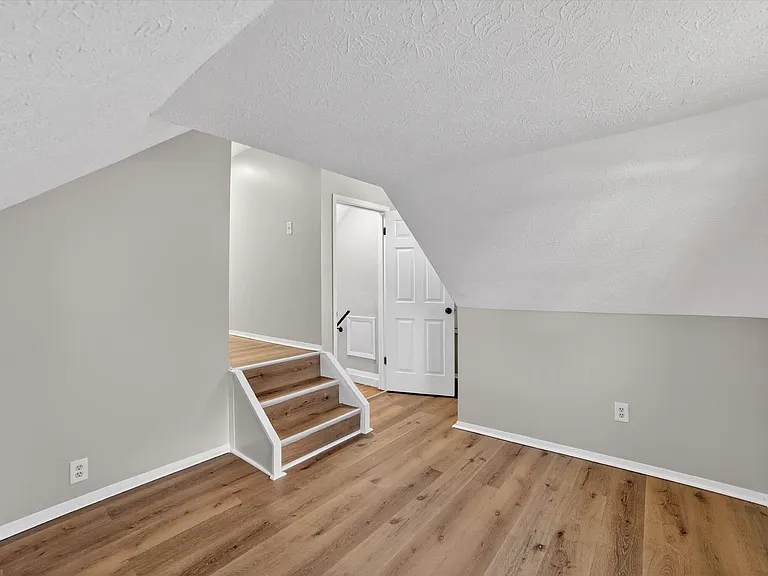 303 S Green Rd — Photo 18