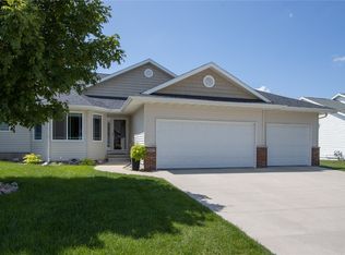 2805 Hunters Ridge Rd, Marion, IA 52302