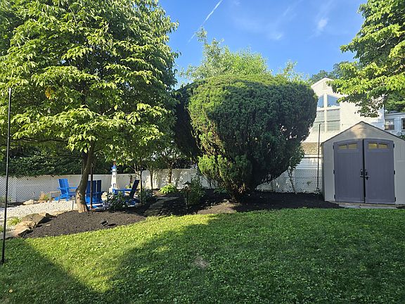 3rd image of 24 Kensico Knoll Pl N