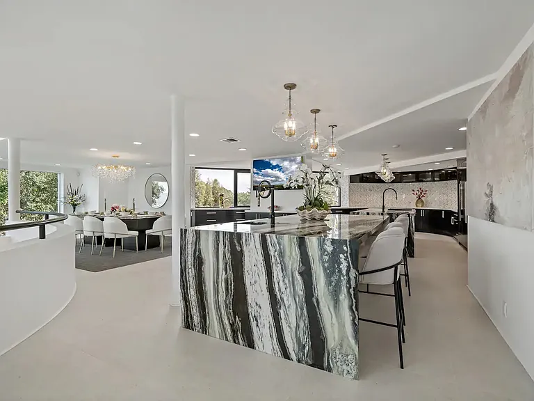 15105 Mulholland Dr — Photo 4