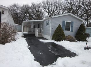 831 Oakbrook Dr, Crystal Lake, IL 60014