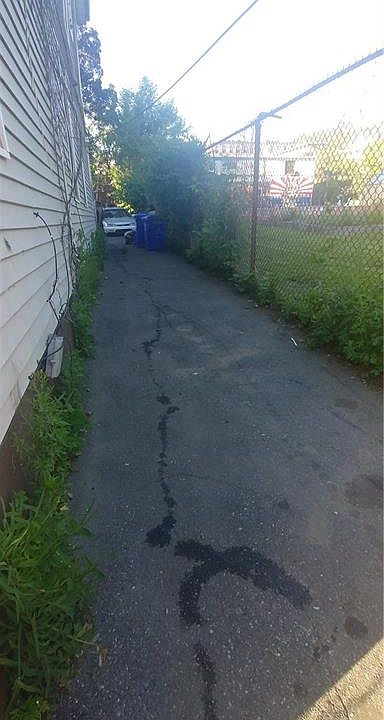 2nd image of 229 Pearl St
