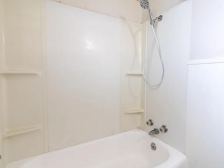 609 W Texas Ave — Photo 19
