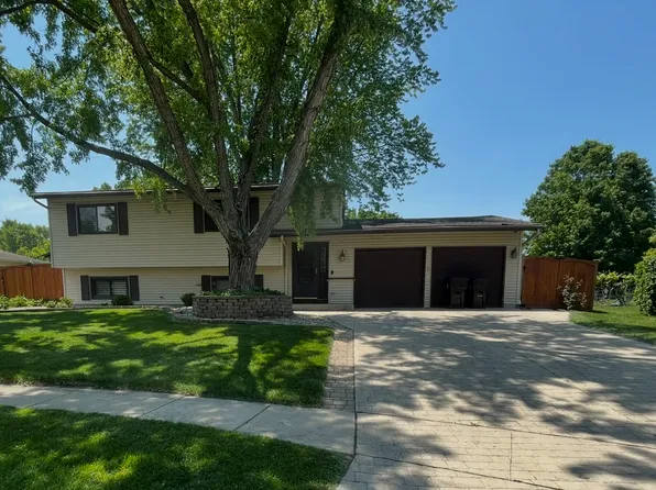 969 Camelot Pl, Crystal Lake, IL 60014