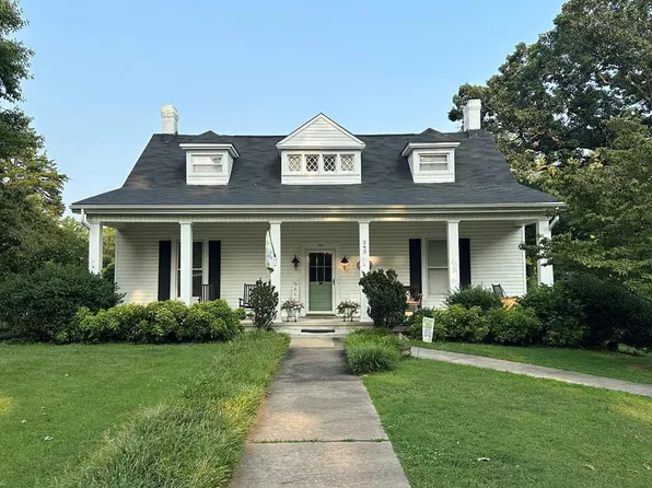 343 S Main St, Chatham, VA 24531