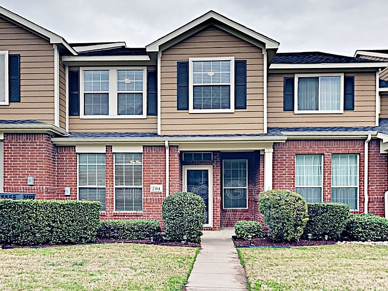 1st image of 2304 Stoneleigh Pl