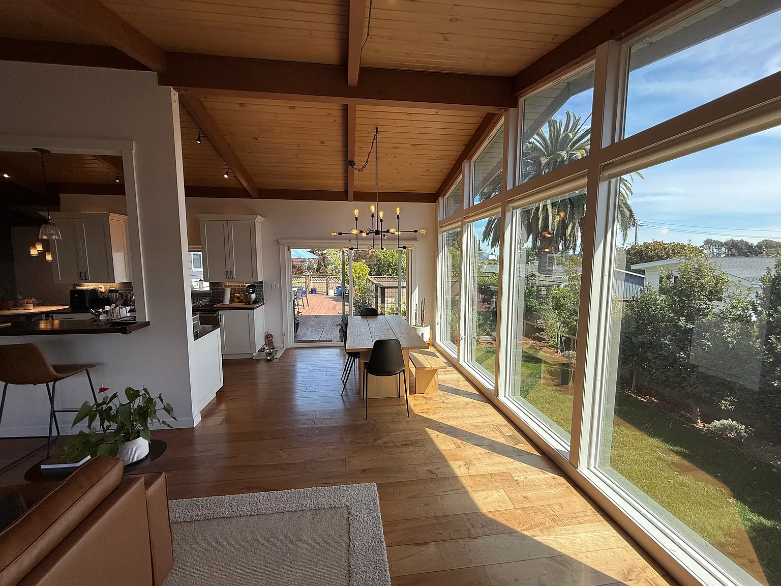 4 bed, 1900 sqft, $10,500 — Photo 2