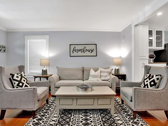 4th image of 301 N Acorn St