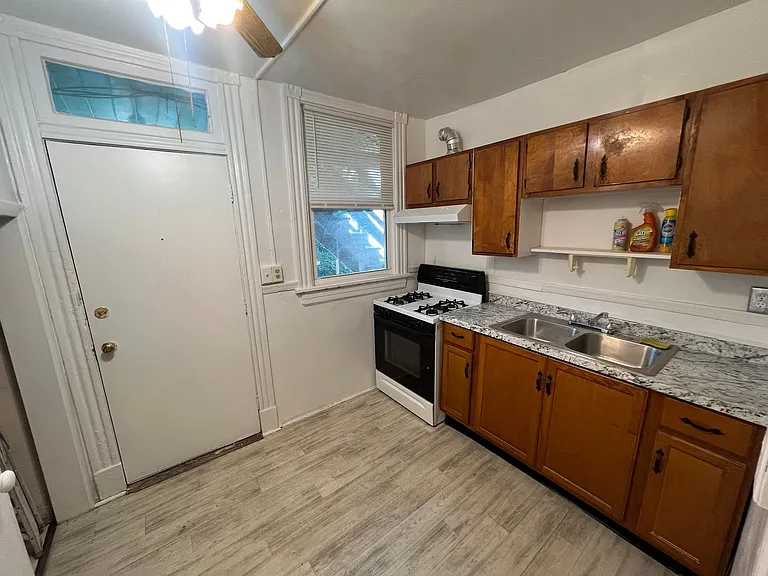 8 N. Auburn Ave. — Photo 16