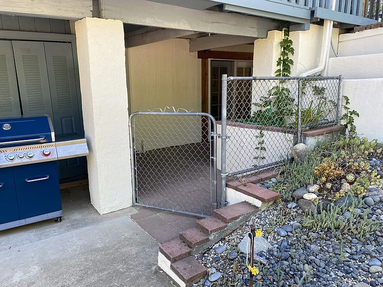 Saint Patricks Ave — Photo 23