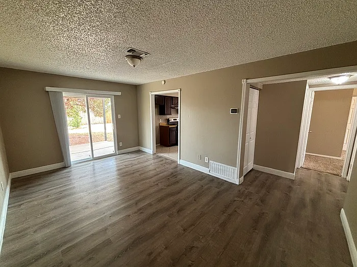 1318 E Pine Ave — Photo 11