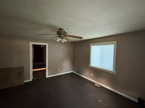 4th image of 620 NE Aurora Ave