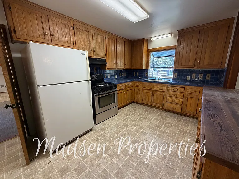 325 W 3rd Ave — Photo 20