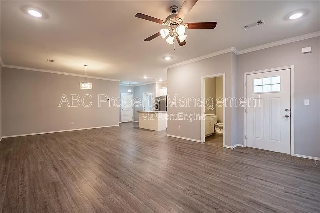 3 bed, 3.5 bath, 1842 sqft, $1,999 — Photo 2