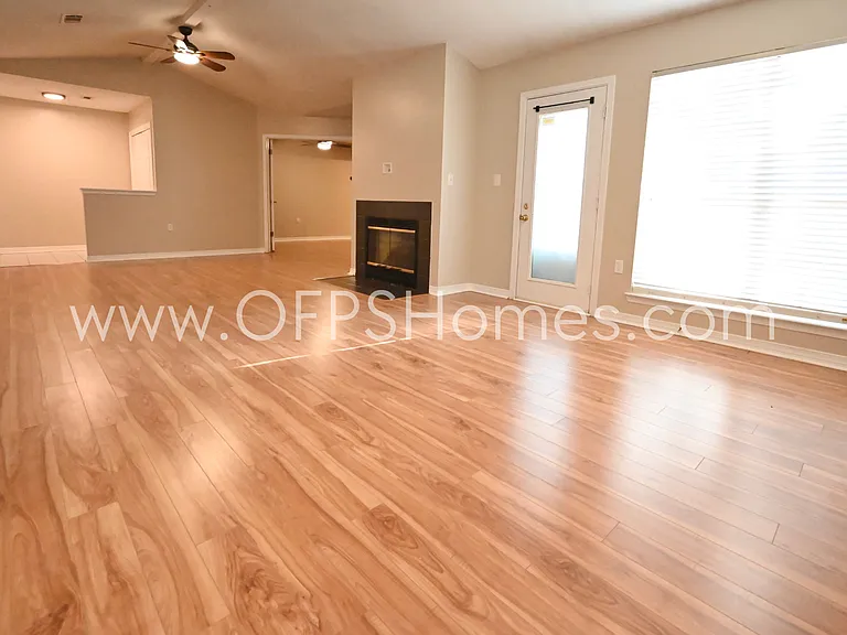 636 Emerald Ln — Photo 9