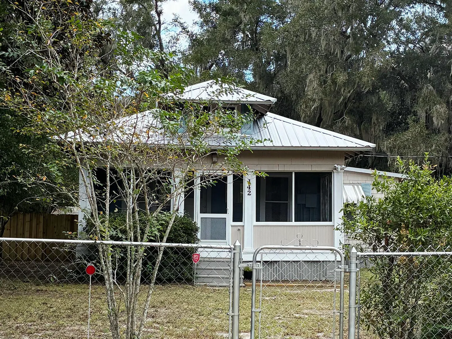 3 bed, 1.0 bath, 905 sqft, $1,050 — Photo 3