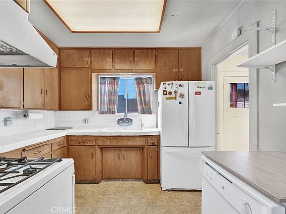 3rd image of 637 E Fairmount Rd